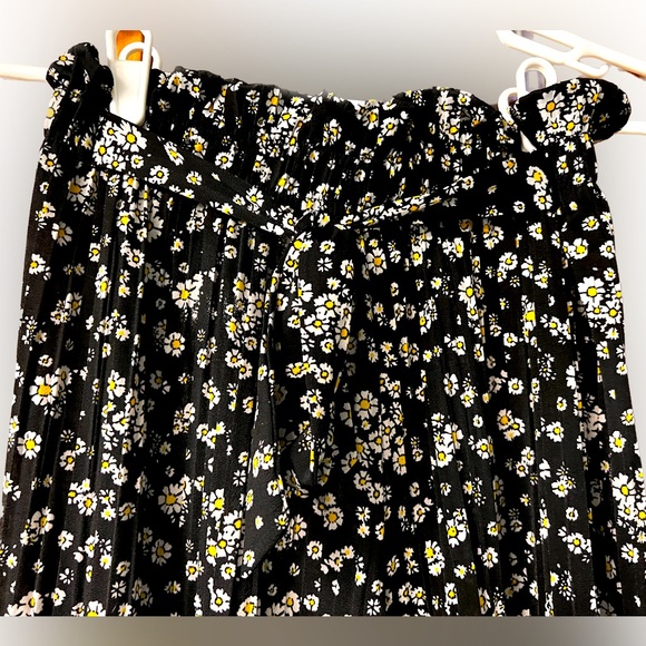 Olivia Rose Medium Black Daisy Flowy Pants - Picture 2 of 4